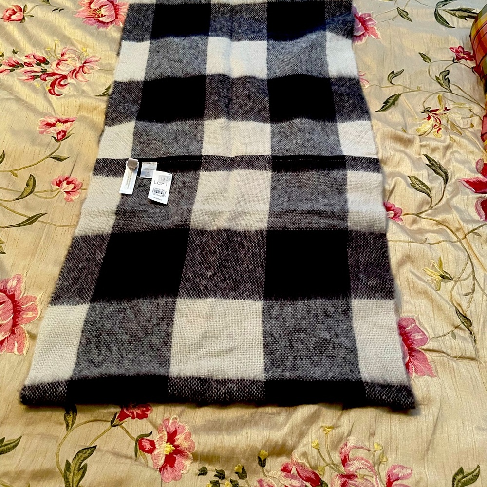 Great Gift! NWT-LOFT-Ann Taylor circle scarf